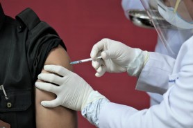 Un bărbat s-a vaccinat de 17 ori pentru a primi bani. Vindea certificatele verzi persoanelor antivacciniste
